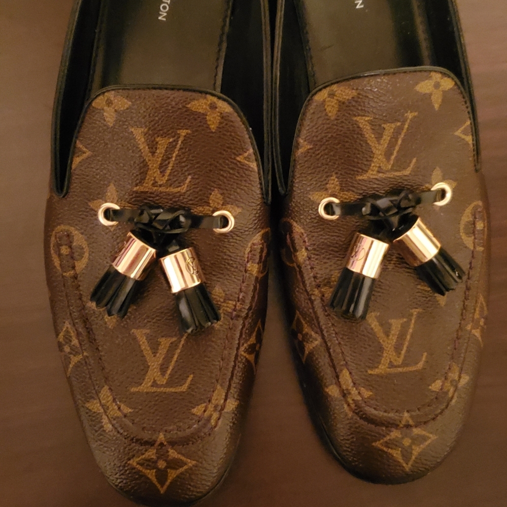 AUTHENTIC Louis vuitton tassle shoe